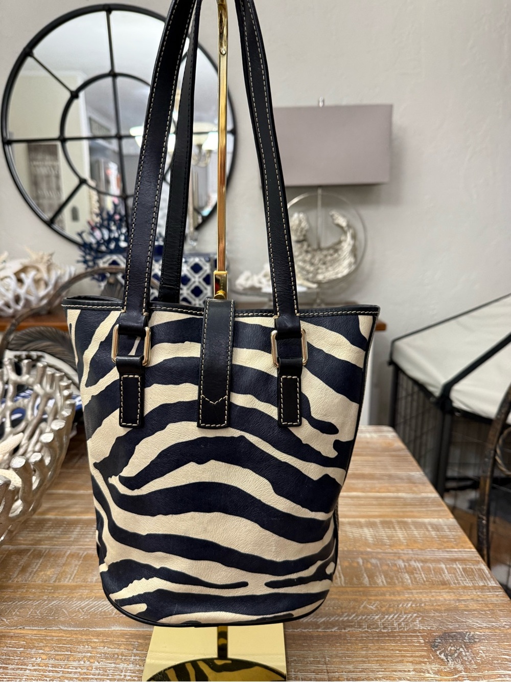 Dooney & Bourke Black & Cream Zebra-Print Bucket Tote with Push Lock. Vintage. - Picture 4 of 7